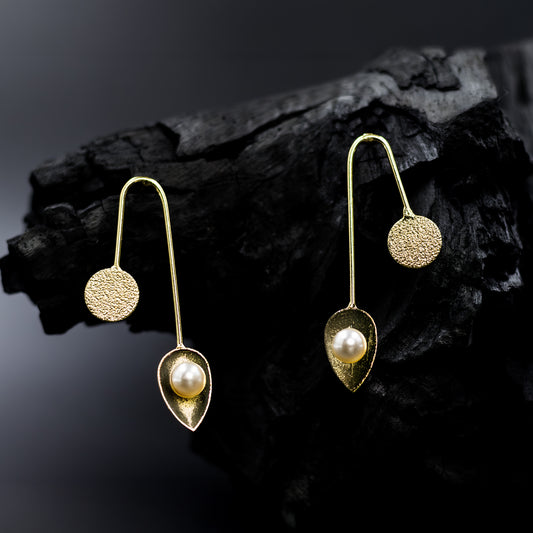 Gold-tone minimalist earrings with circular stud and hanging pearl drop – DIVAMAS Zen Pearl Line Drops_03