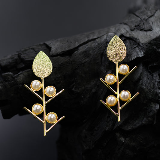 Gold leaf-shaped earrings with pearl accents on a branch-like design from DIVAMAS, displayed on a white background_01