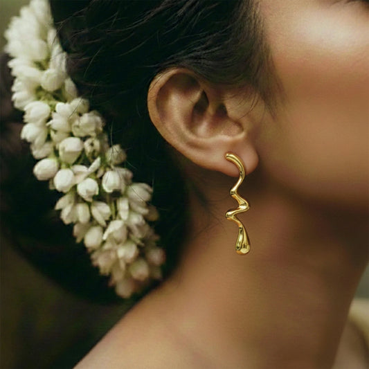 Modern wavy shape anti-tarnish stud earrings