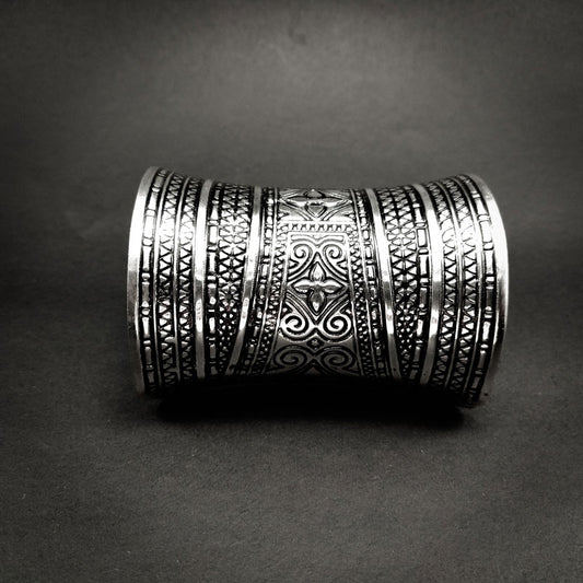 Ornate Silver Cuff Bracelet - Vintage Boho Wedding Arm Jewelry - DIVAMAS