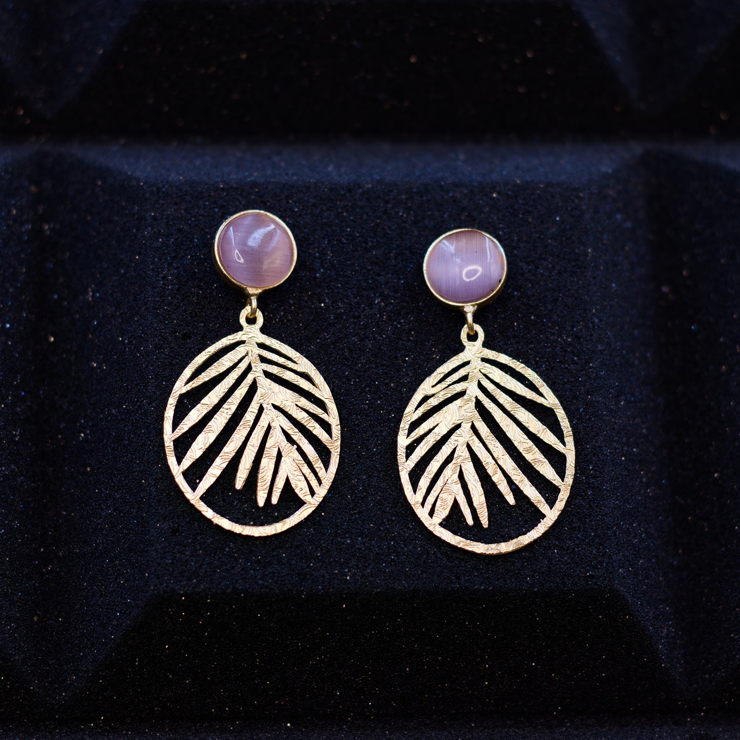 DIVAMAS gold leaf dangle earrings with pink Monalisa stone stud – stylish and feminine with a touch of boho elegance._01

