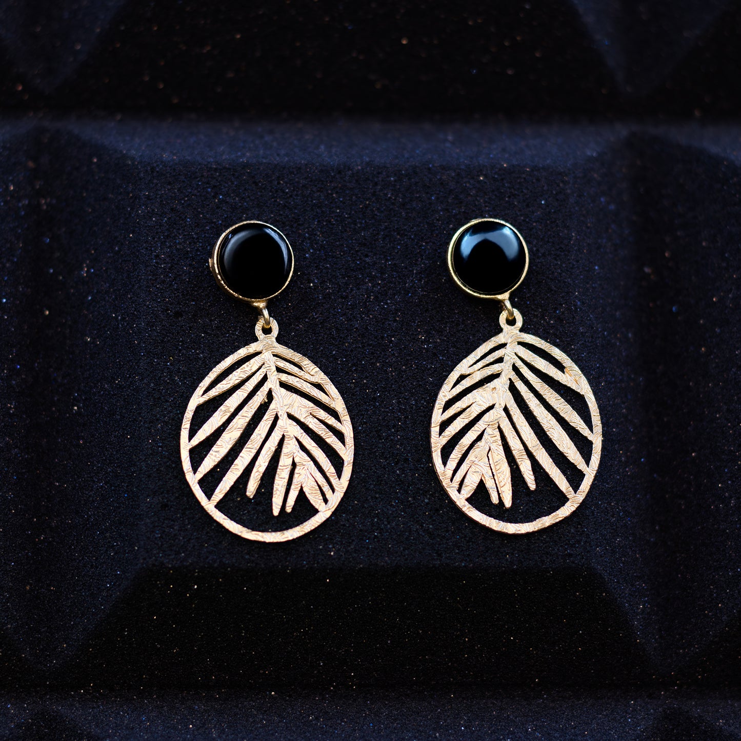 DIVAMAS gold leaf dangle earrings with black Monalisa stone stud – chic and versatile accessory for everyday and festive wear._01

