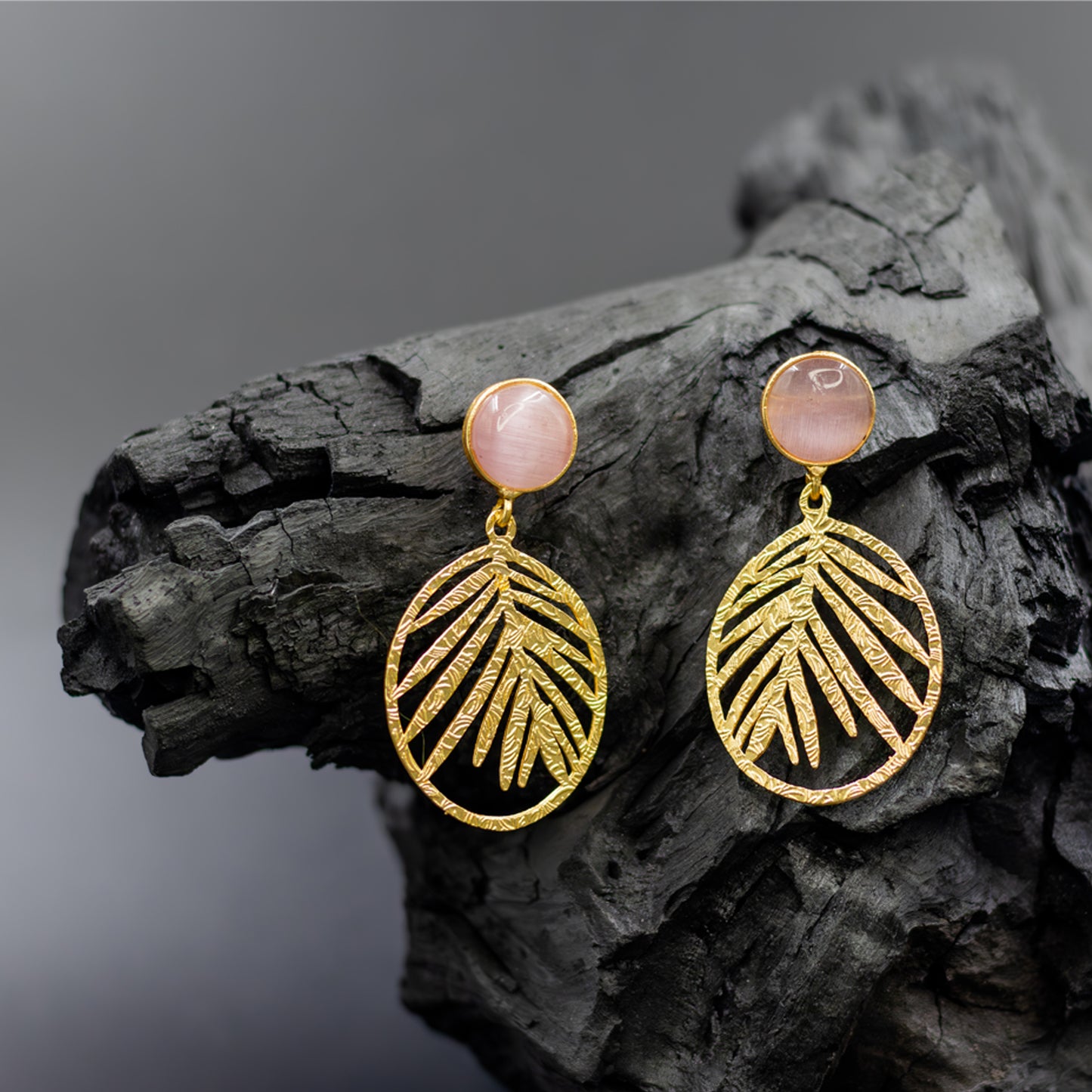 DIVAMAS gold leaf dangle earrings with pink Monalisa stone stud – stylish and feminine with a touch of boho elegance._02

