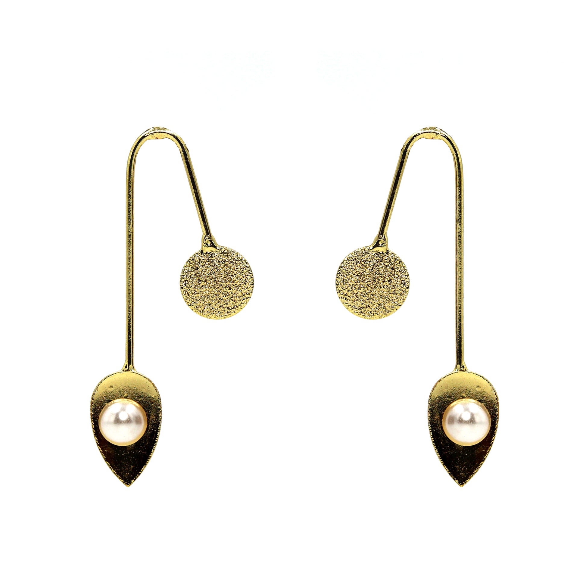 Gold-tone minimalist earrings with circular stud and hanging pearl drop – DIVAMAS Zen Pearl Line Drops_01

