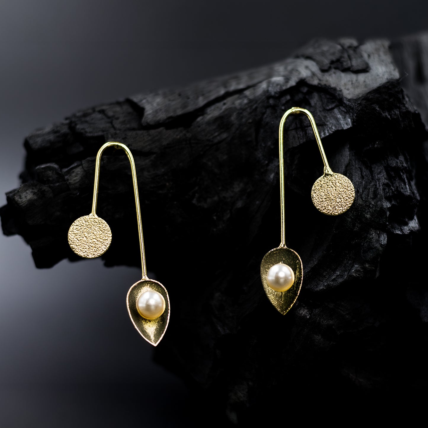 Gold-tone minimalist earrings with circular stud and hanging pearl drop – DIVAMAS Zen Pearl Line Drops_03

