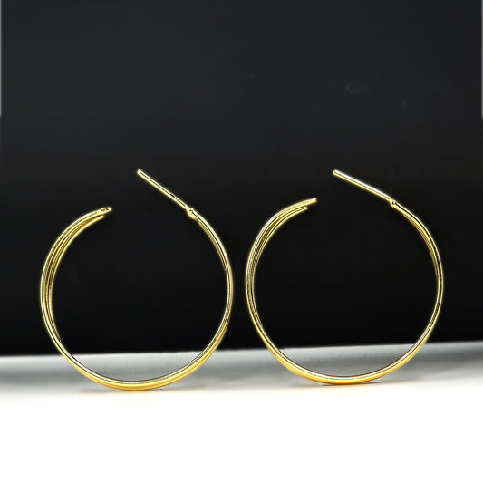 Gold hoop earrings with a sleek, polished finish from DIVAMAS displayed on a white background_04


